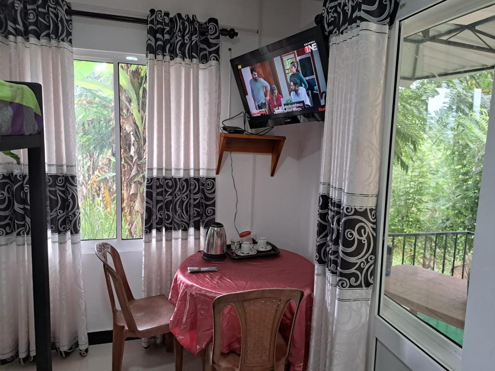 The " Onex Paradise " Ella Bilik gambar